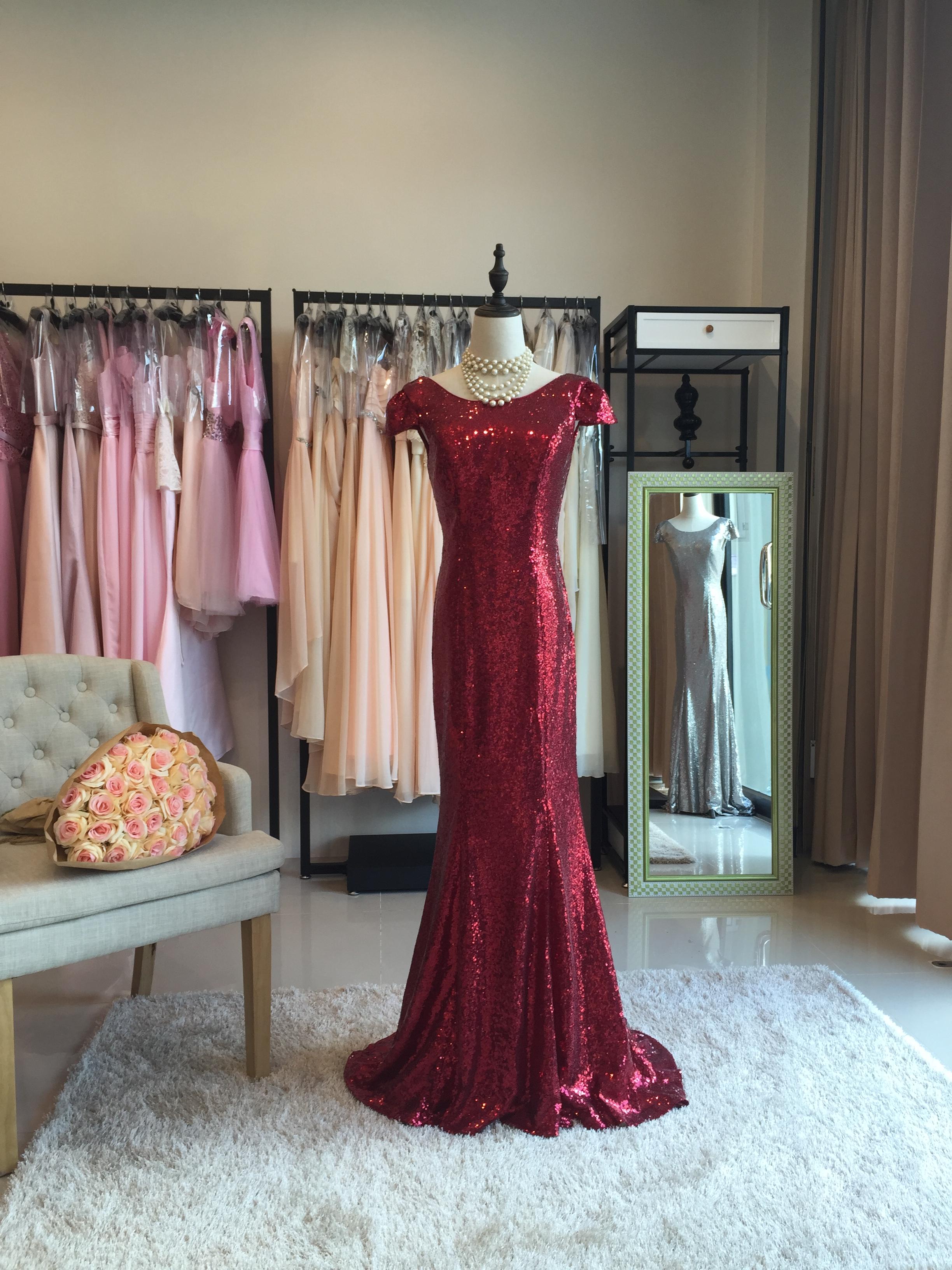 พร้อมเช่า ชุดราตรียาว แบบแขนสั้น ผ้าหลัง สีแดง เนื้อผ้าแต่งเลื่อมทั้งตัว ทรงหางปลา