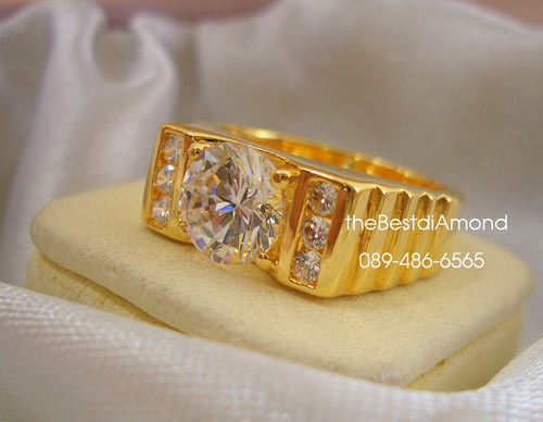 BR814+++แหวนชายเพชร 1 กะรัต แบบตัวเรือนยกสูง+++ดูดีมีระดับมากๆๆ หรูหราพอสมควร ตัวเรือนด้านบนยกสูงเล็กน้อย เพชรเล่นไฟดีสุดๆ เหมือนงานร้านจิวเวลลี่เลย