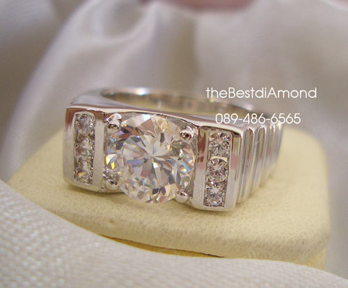 BR814RD+++แหวนชายเพชร 1 กะรัต แบบตัวเรือนยกสูง+++ดูดีมีระดับมากๆๆ หรูหราพอสมควร ตัวเรือนด้านบนยกสูงเล็กน้อย เพชรเล่นไฟดีสุดๆ เหมือนงานร้านจิวเวลลี่เลย