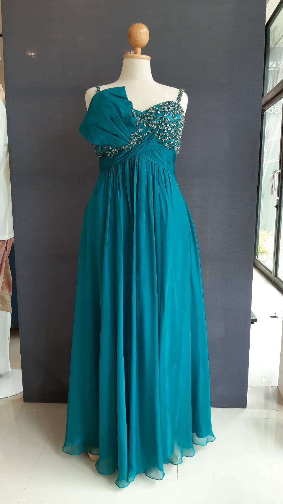 พร้อมเช่า ชุดราตรียาว สำหรับสาวอวบ สายเดี่ยว ผ้าชีฟอง ดีเทลเก๋ ปักเลื่อมอกกระโปรงพริ้วสวย สีเขียวน้ำทะเล