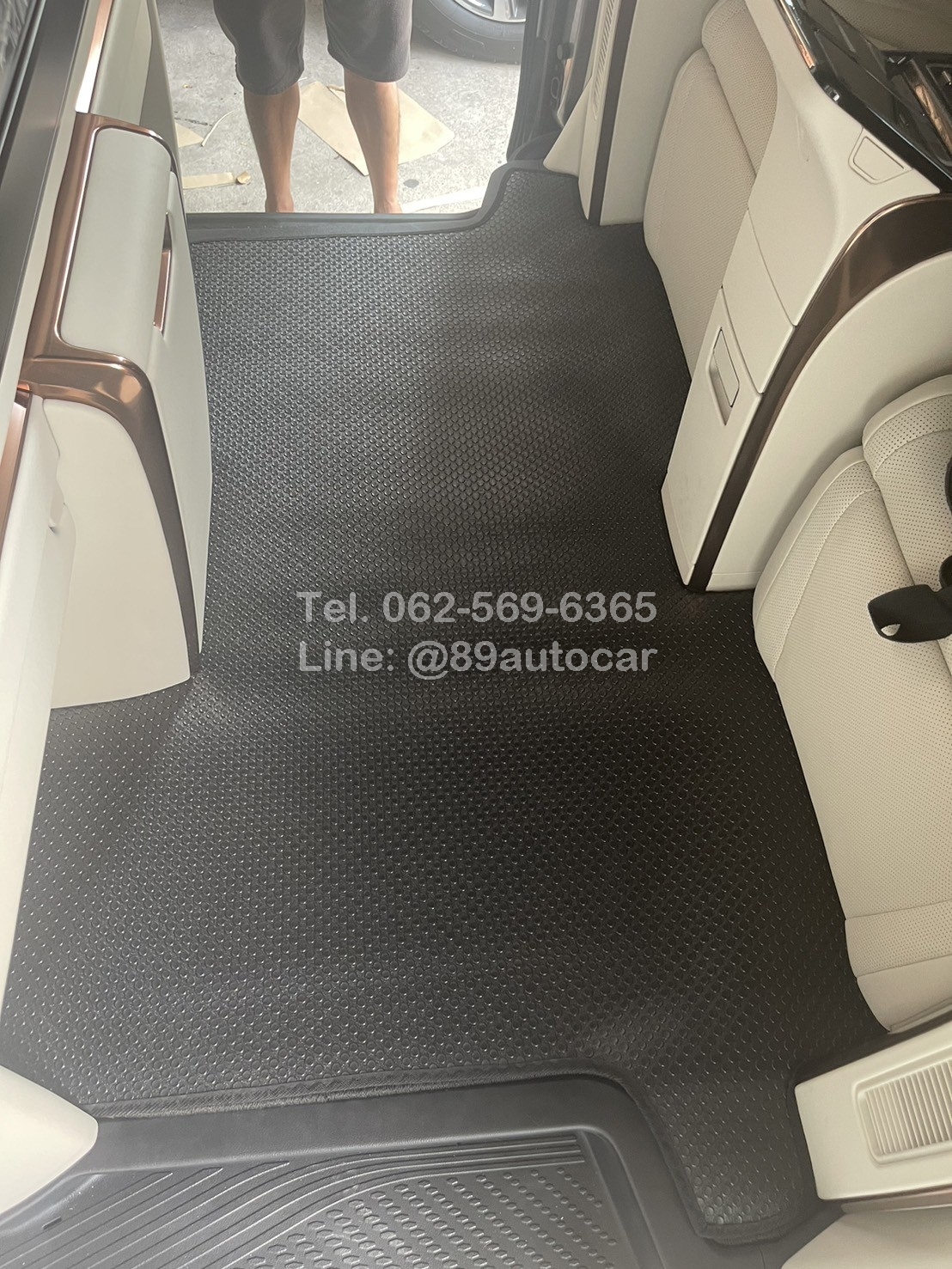 ผ้ายางปูพื้นรถตู้ Lexus LM350h 2024 4 ที่นั่ง กระดุมเล็ก PVC สีดำขอบดำ