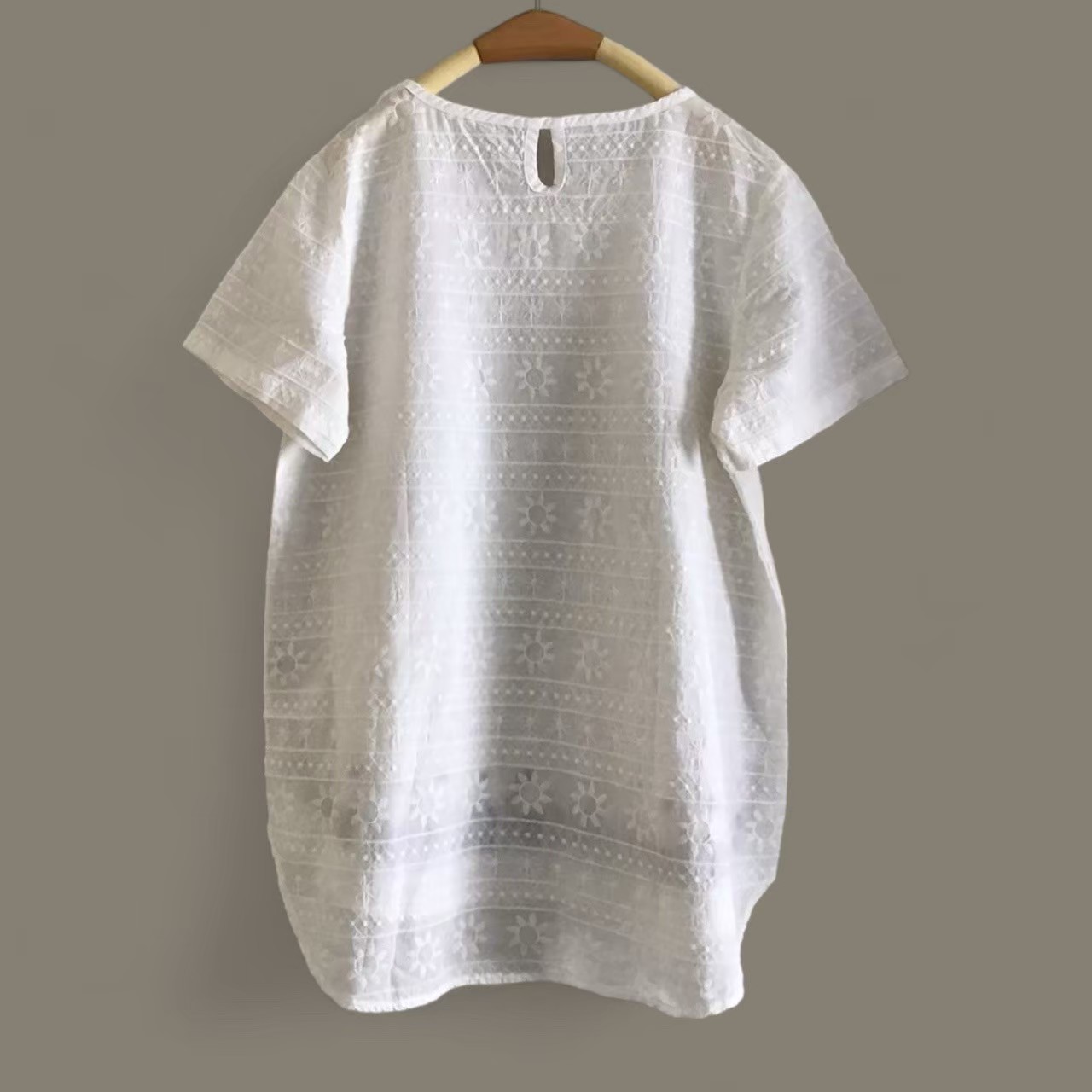เสื้อผ้าลูกไม้ลายปักแต่งกระเป๋า