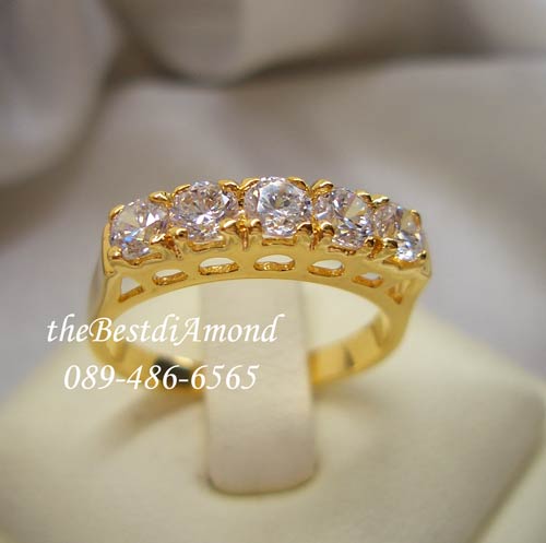 BR964+++แหวนแถวหนามเตย 5 เม็ด+++แหวนแถวแบบยอดนิยม ทุกยุคทุกสมัย ฝังแบบหนามเตย เป็นแหวนแถวแบบเรียบๆแต่ดูดี ขนาดเพชร 12 ตัง