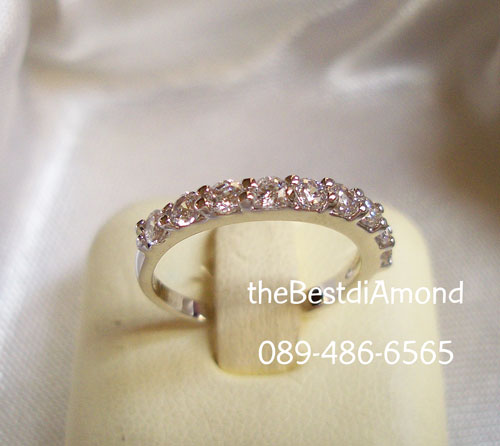 BR959RD+++แหวนแถวยอดนิยม+++กี่ปีๆ ก็ยังนิยมกันอยู่ ตัวเรือนดีไซน์แบบบางนิดๆ ใส่แล้ว Intrend ไม่เชย ใส่สวยทุกนิ้ว เพชรไม่ใหญ่มากขนาดกำลังดี