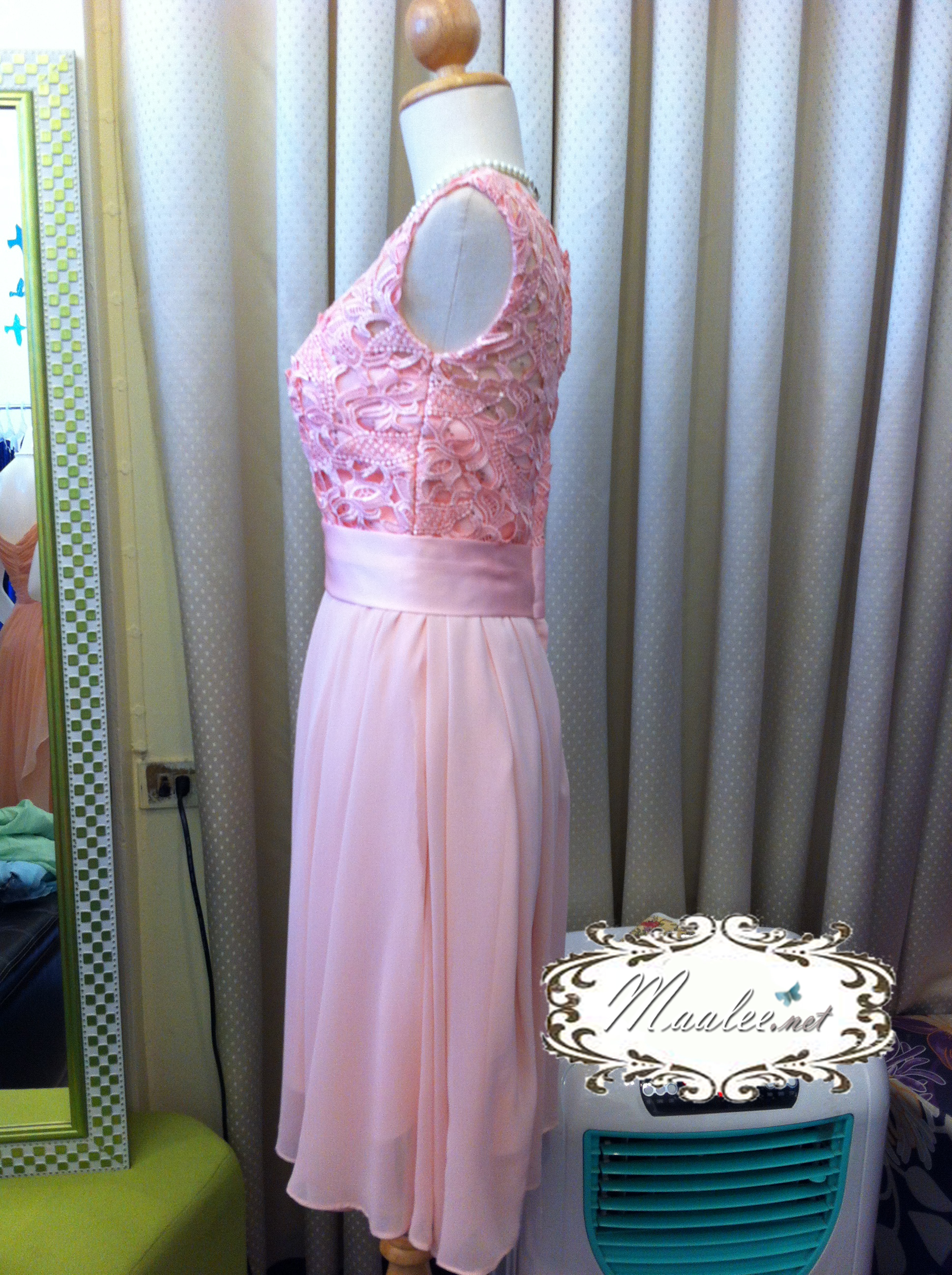 พร้อมส่ง ชุดราตรีสั้น สีชมพู แขนกุด ลูกไม้ฉลุ กระโปรงผ้าชีฟอง