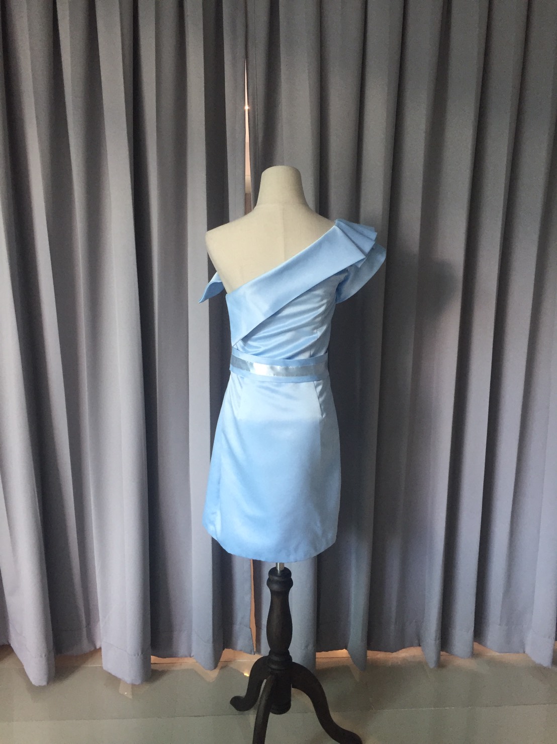 พร้อมเช่า ชุดราตรีสั้น ไหล่เดียว แต่งจีบระบายไหล่ขวา ผ้าซาตินเงา เรียบหรู (ซิปข้าง) สีฟ้า