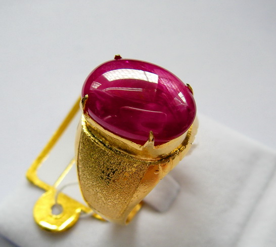 ทับทิมพม่า เนื้อแก้ว สีแดงสดเลือดนก ทรงนูนสวยเนื้อดี ขนาด 16.20x11.88x4.57 mm. นน.10.27 ct.