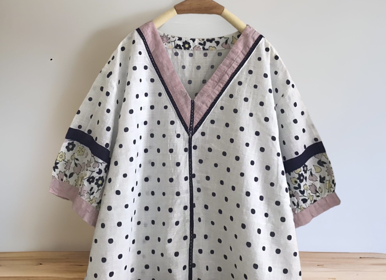 เสื้อคอวีผ้าฝ้ายลายจุดแต่งลูกไม้