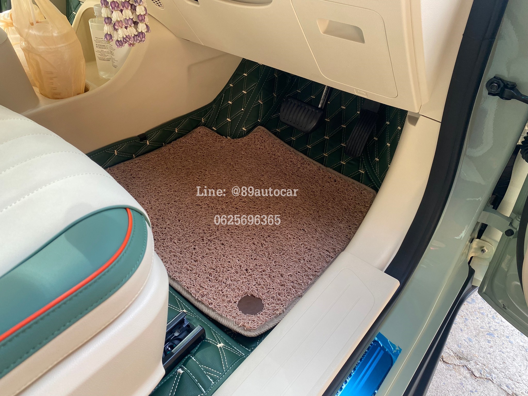 พรมปูพื้นรถยนต์ Ora Goodcat ปูพรมVVIP ด้ายคู่ สีเขียวด้ายทอง + ไวนิลดักฝุ่นสีครีม