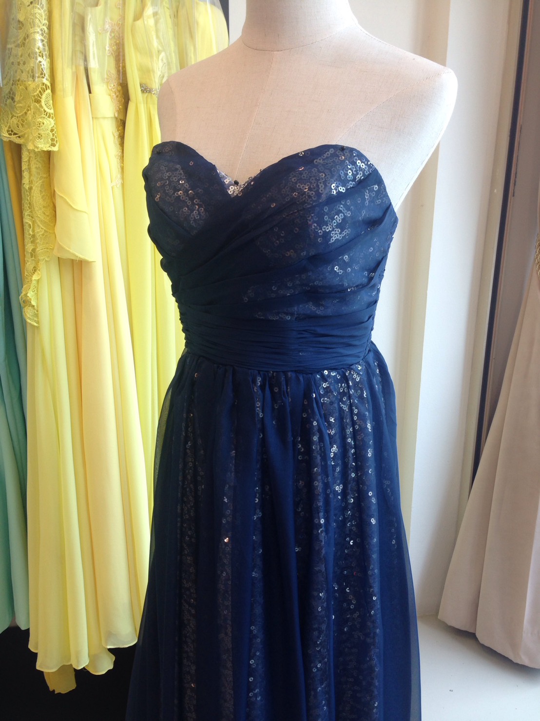 พร้อมเช่า ชุดราตรียาว เกาะอก สีกรมท่า ตัวชุดสวยหรู แต่งเลื่อมทั้งชุด ผ้าด้านนอกเป็นผ้าชีฟอง (เชือกผูกหลัง)