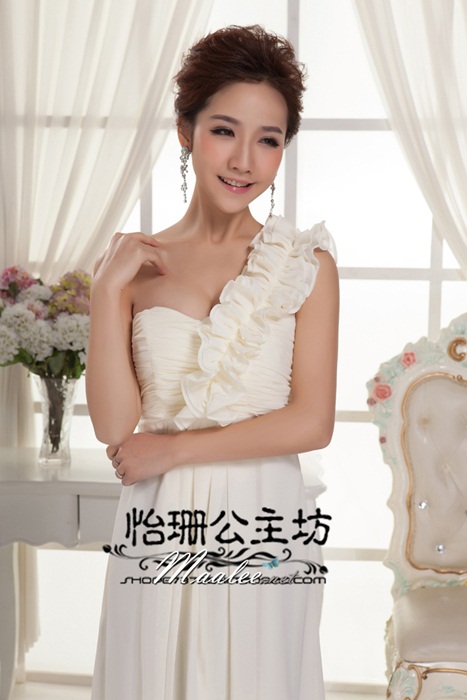 พร้อมเช่า ชุดราตรียาว ไหล่เดียว จับเดรปหน้าอก แต่งระบายช่วงไหล่ สีขาว Off white