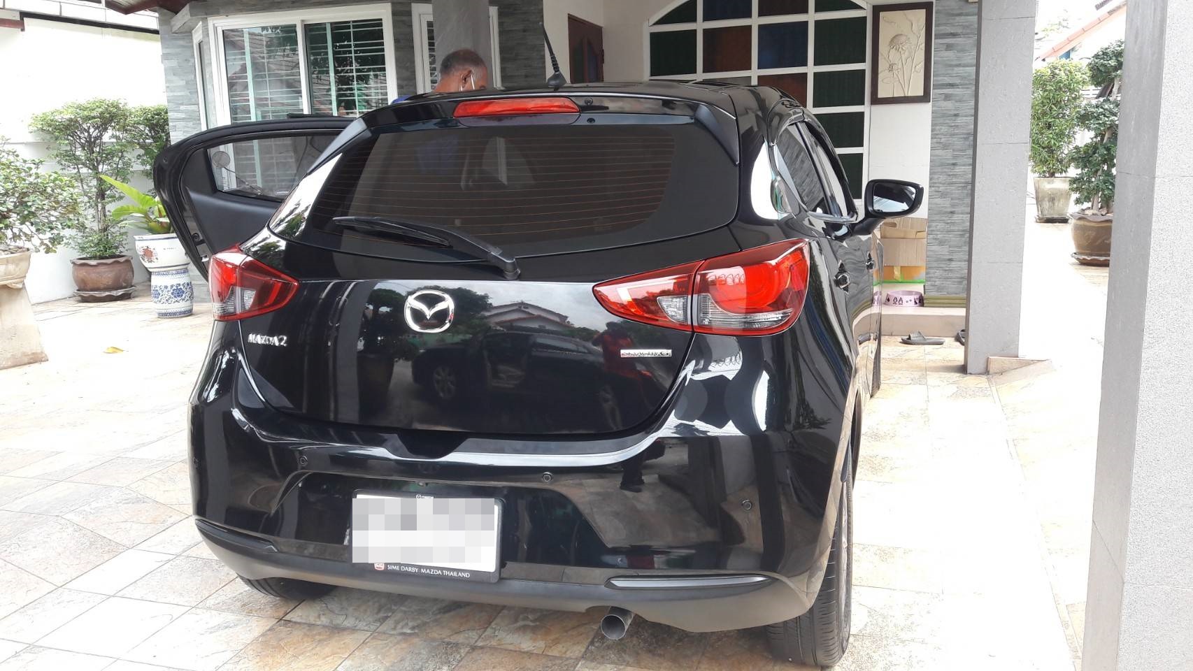 พรมในรถยนต์ Mazda 2 2020 ปูพรม6D สีดำด้ายแดง เต็มคัน