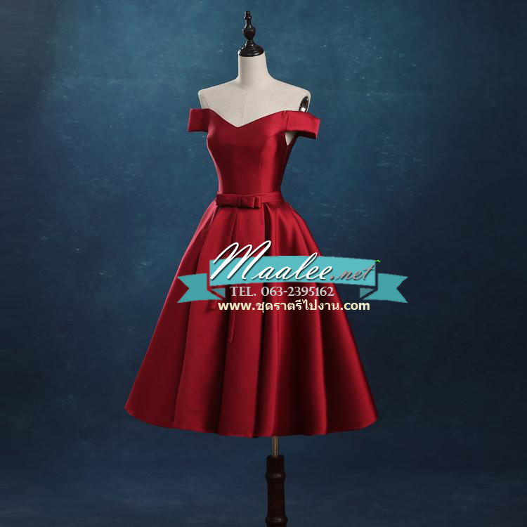 พร้อมเช่า ชุดราตรีสั้น แบบปาดไหล่ ผ้าไหมดัชเชส แต่งโบว์ช่วงเอว สีไวน์แดง (เชือกผูกหลัง)