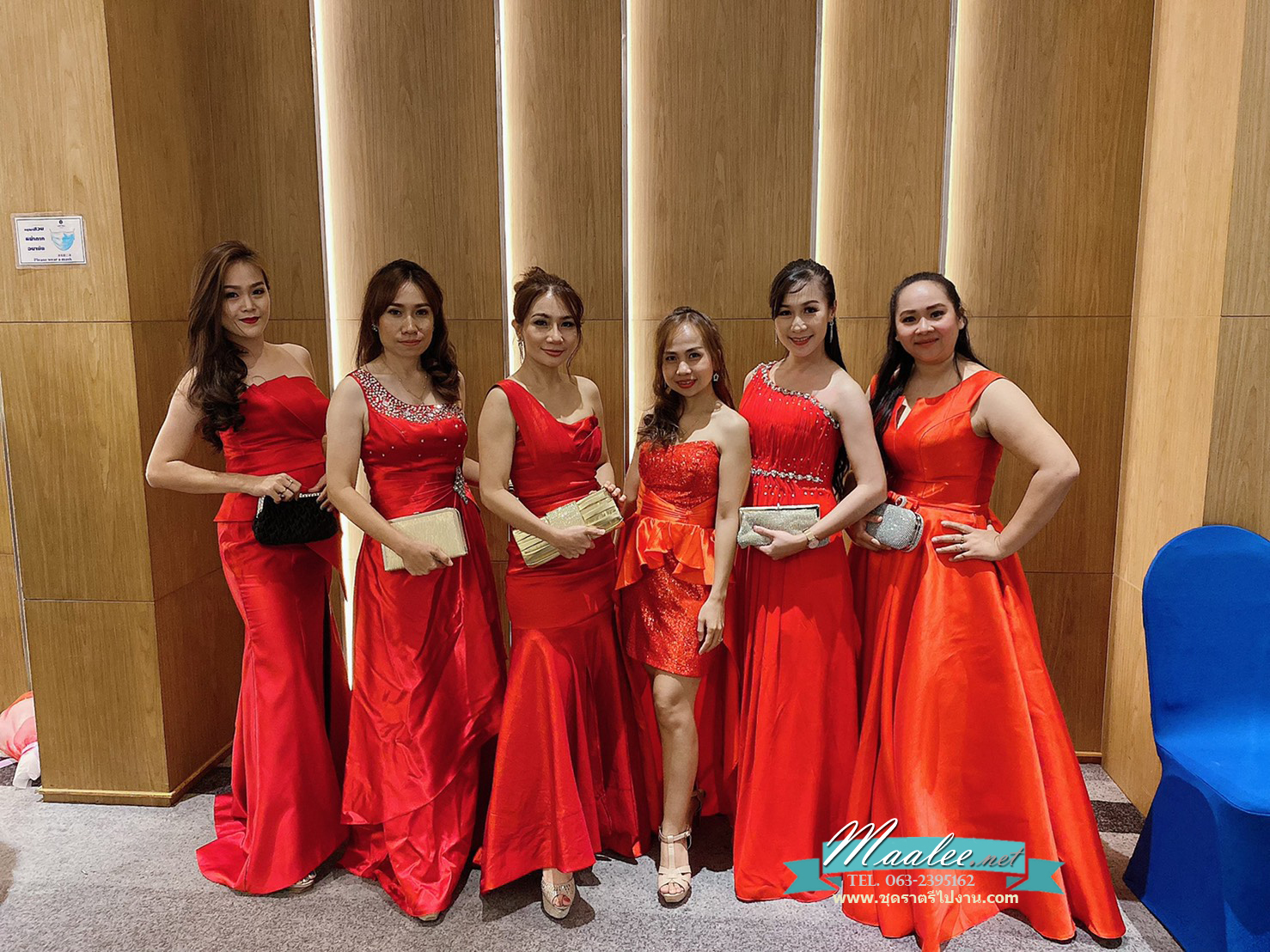 พร้อมเช่า ชุดราตรียาว เกาะอก ไหล่เดียว ทรงหางปลา ผ้าแพรยืดตามตัว แหวกหน้าขา สีแดง