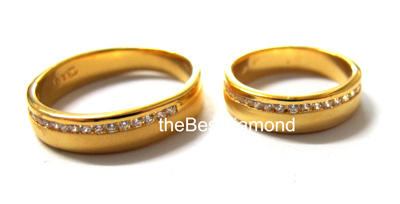 BR209+++แหวนแถวเพชรข้าง+++ เก๋สุดๆ เรียบ หรู ดูมี class สีทองซาตินพ่นทราย สวยมากๆๆ แบบออกมาจากcatalogue เลยค่ะ ใส่เป็นแหวนคู่ชายหญิงได้เลย