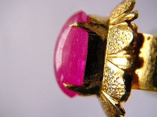 RUBY ทับทิมพม่า เนื้อแก้วใสแดงสด แหล่งกำเนิด พม่า100% เนื้อแก้วใสแดงสด ทรงกองข้าว ล้อมเพชรสวยมากขนาด 11.17x7.48x4.31 มม. นน. 3.75 ct.