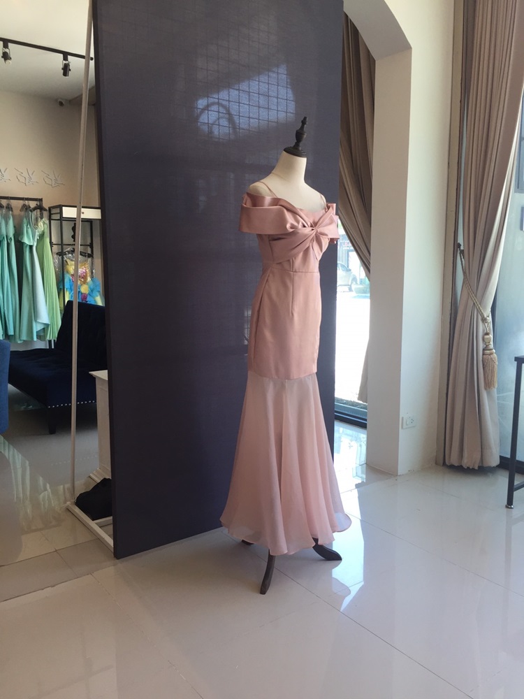 พร้อมเช่า ชุดราตรียาว สีโรสโกลด์ สายเดี่ยวปาดไหล่ ระบายผ้าแก้ว
