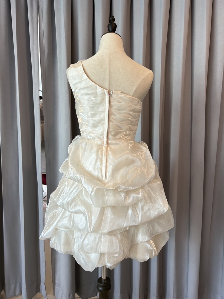 พร้อมเช่า ชุดแฟนซี ชุดราตรีสั้น ไหล่เฉียง ผ้าแก้วจับจีบย่น แต่งดอกไม้สวยหวาน สีครีม