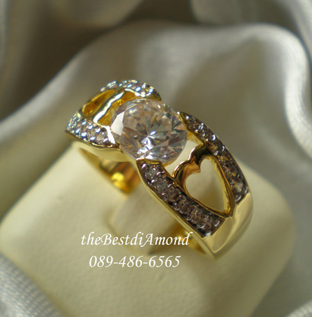 BR511+++แหวน Middle of Oval+++แหวนเพชรรูปไข่อีกแบบ สวยมากๆๆ เพชรรูปไข่วางขวาง ขนาบด้วยตัวเรือน ดีไซน์เก๋ สวยสุดๆๆ ใส่สวยทุกนิ้วเลยค่ะ เพชรแพรวพราวมาก