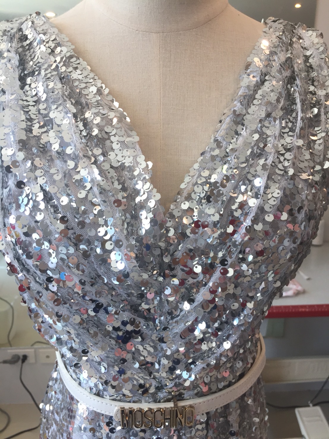 พร้อมเช่า ชุดราตรียาว แขนกุด ปักเลื่อมทั้งชุด มาพร้อมเข็มขัด ใส่ออกงานกลางคืน เด่นมาก สีเงิน