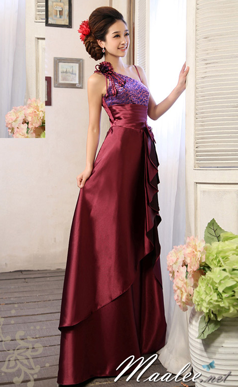 พร้อมเช่า ชุดราตรียาว ไหล่เฉียง สีม่วงแดง ปักเลื่อมไล่สี จับจีบแต่งโบว์ช่วงเอว ประดับดอกไม้สวยหวานบนไหล่