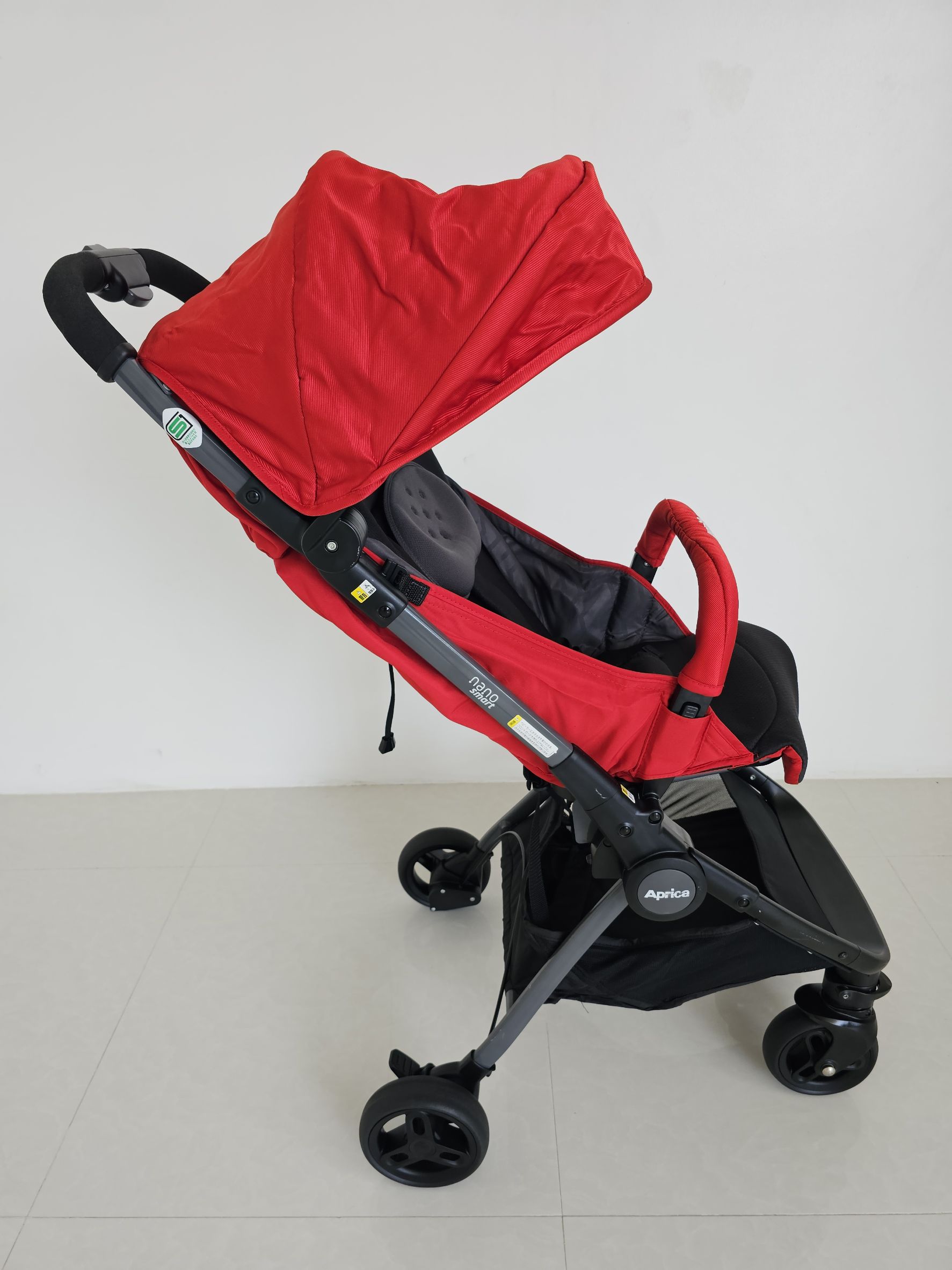 รถเข็น Aprica รุ่น nano smart สีแดง พับเก็บเล็ก มีถุงใส่ หิ้วขึ้นเครื่องได้เลย