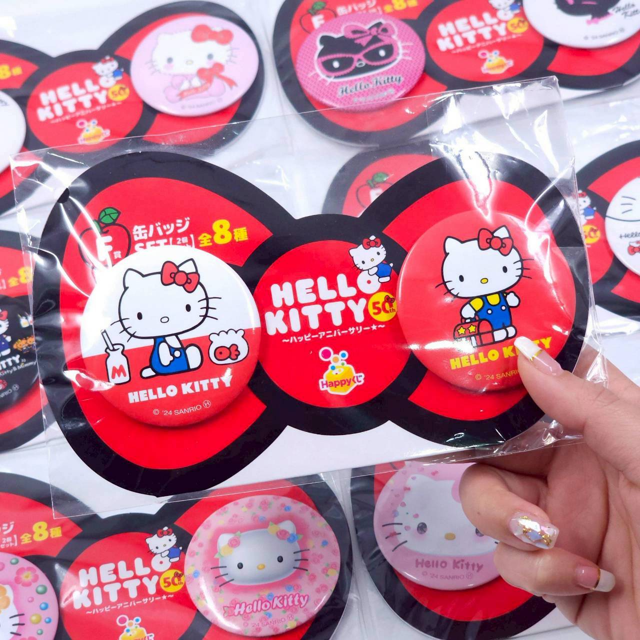 ✨ กาชาปองเซ็ตเข็มกลัด Hello Kitty 50th Anniversary (ลิขสิทธิ์แท้จากญี่ปุ่น) 1 เซ็ตได้ 2 ชิ้น ✨