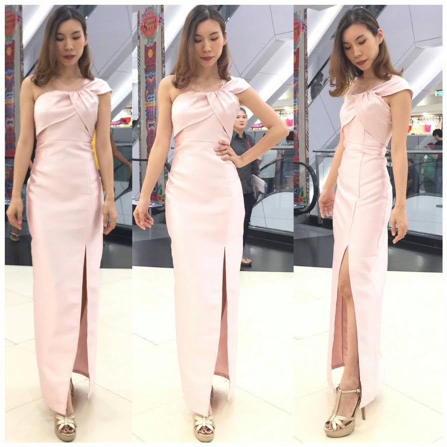 พร้อมเช่า ชุดเดรส เดรสไหล่เดียว เนื้อไหม ไหล่จับเดรป ผ่าหน้าขา สีชมพู