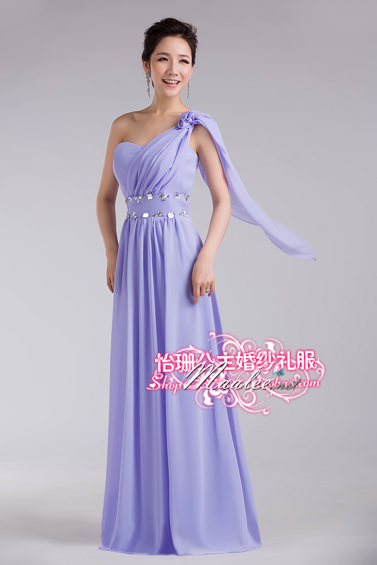 พร้อมเช่า ชุดราตรียาว ไหล่เดียว สวยหวาน แต่งช่อดอกไม้ที่ไหล่ แต่งระบายไหล่สวย สีม่วง