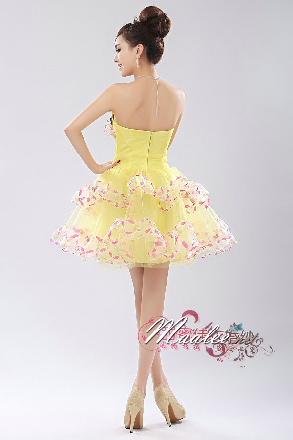 พร้อมเช่า ชุดแฟนซี เช่า 500 ชุดราตรีสั้น แบบเกาะอก กระโปรงสุ่ม ผ้าโปร่ง ปักลูกปัดและดอกไม้ สีเหลือง
