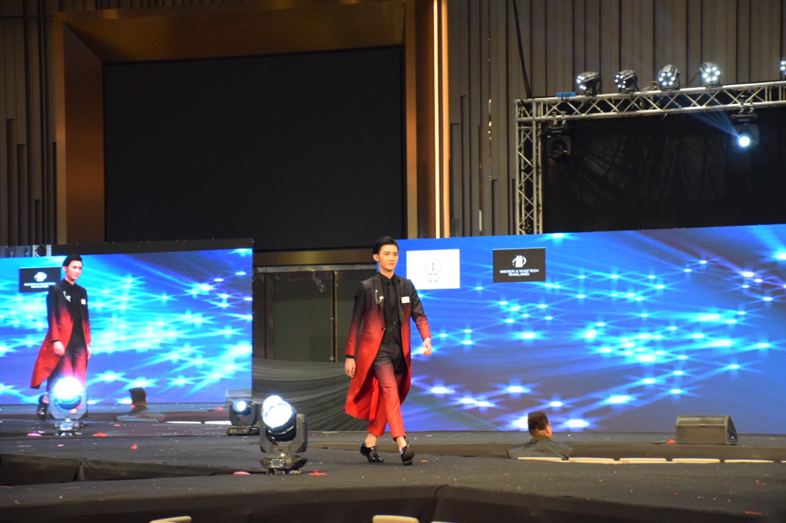 พร้อมเช่า สูทแฟนซี สูท Long Tail สากลแนววินเทจ ไล่เฉดสีโทนแดงดำ