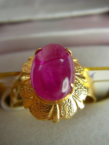 RUBY ทับทิมพม่า เนื้อแก้วใสแดงสด แหล่งกำเนิด พม่า100% เนื้อแก้วใสแดงสด ทรงกองข้าว ล้อมเพชรสวยมากขนาด 11.17x7.48x4.31 มม. นน. 3.75 ct.