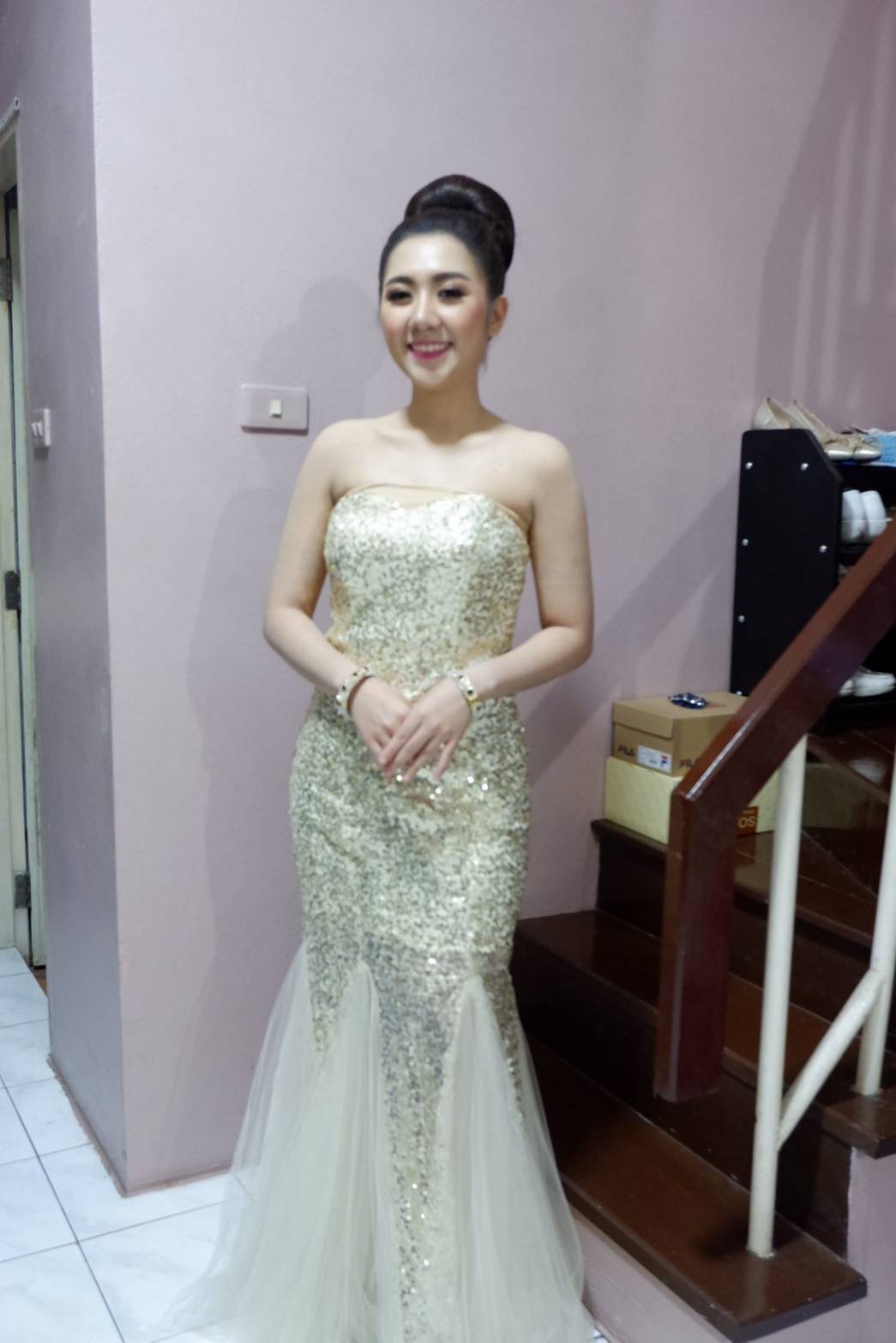 พร้อมเช่า ชุดราตรียาว เกาะอก เรียบหรู สีครีม Champagne เนื้อผ้าแต่งเลื่อมทั้งตัว ทรงนางเงือก แต่งผ้าตาข่ายสวย