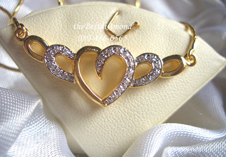 PL004===จี้พร้อมสร้อยหัวใจเกี่ยวรัก=== รูปแบบ สวย น่ารัก ไม่ใหญ่มาก ทันสมัย ใส่ติดคอได้ตลอด ไม่เวอร์ ดูวัยรุ่นดีค่ะ ฝังแบบจิกไข่ปลา