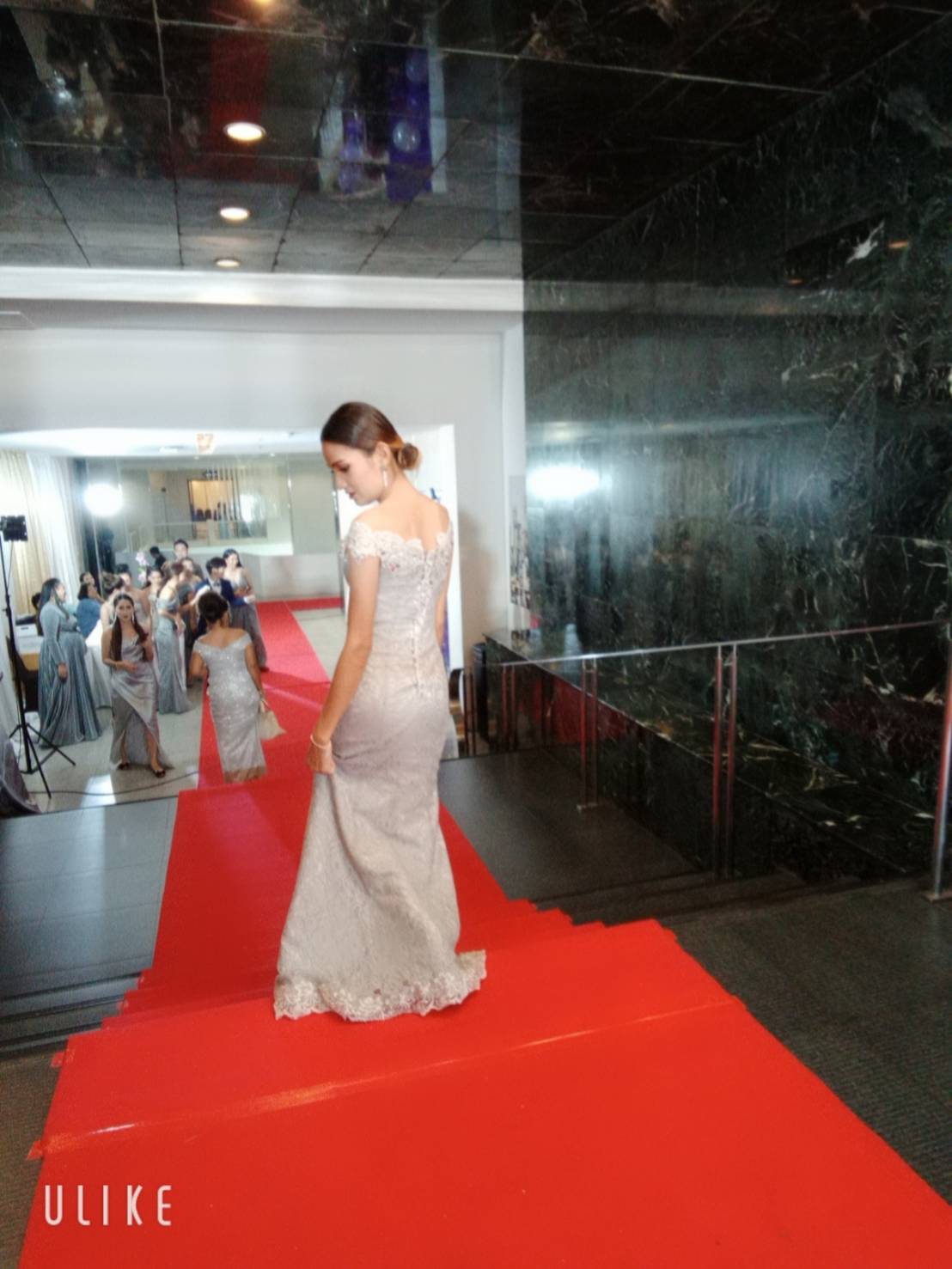 พร้อมเช่า ชุดราตรียาว แบบปาดไหล่ เข้ารูป ทรงหางปลา สีเทา ผ้าลูกไม้ แต่งเลื่อมสุดหรู (เชือกผูกหลัง)