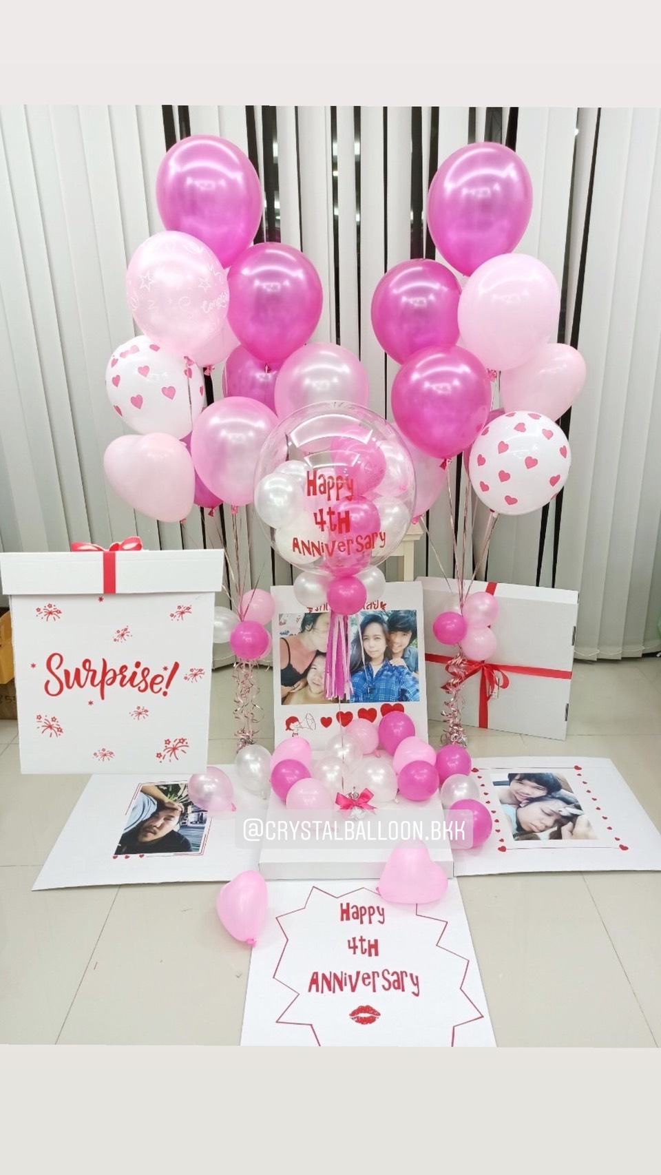 Happy Anniversary ครบรอบ แบบกล่องเซอร์ไพรส์ Bubble ขนาด 24" โทนสี ชมพู พร้อมตกแต่ง ช่อลูกโป่ง 2 ช่อ,สามารถใส่รูปได้ 4 ใบ สามารถเปลี่ยนสีลูกโป่ง/เปลี่ยนข้อความได้