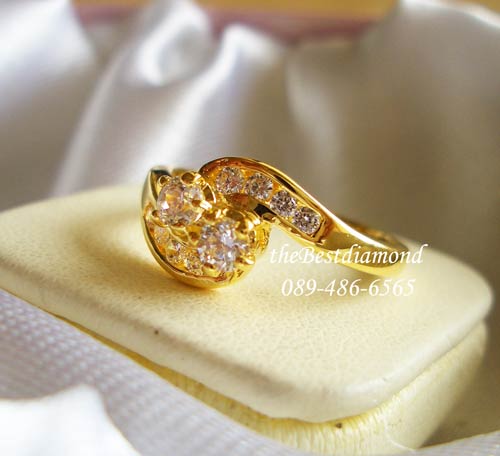 BR417+++แหวนหนีบ สองแถวเพชรกลมตรงกลาง+++ แหวนเรียบ หรูดูดี ยกเพชรตรงกลาง สูงขึ้นเล็กน้อย หนีบด้วยเพชรแถว งานเรียบร้อย เพชรงามสุดๆ เหมือนของจริงเลยค่ะ