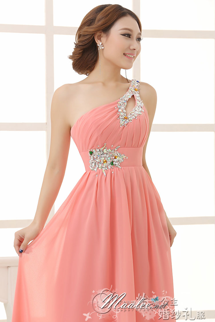 พร้อมเช่า ชุดราตรียาว ไหล่เดียว สีส้ม ผ้าชีฟอง แต่งเลื่อม+มุก ช่วงเนินอกและเอว