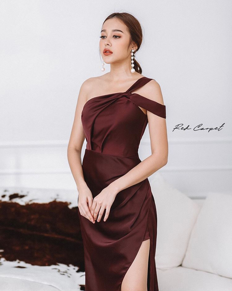 พร้อมเช่า ชุดราตรียาว ชุดเดรส ไหล่เดียวยอดฮิต จับเดรปหน้า สีแดงเบอร์กันดี สีไวน์แดง