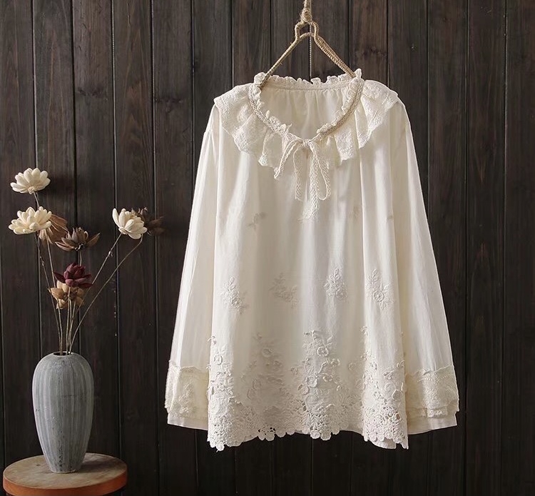เสื้อลายปักลูกไม้แต่งคอระบาย