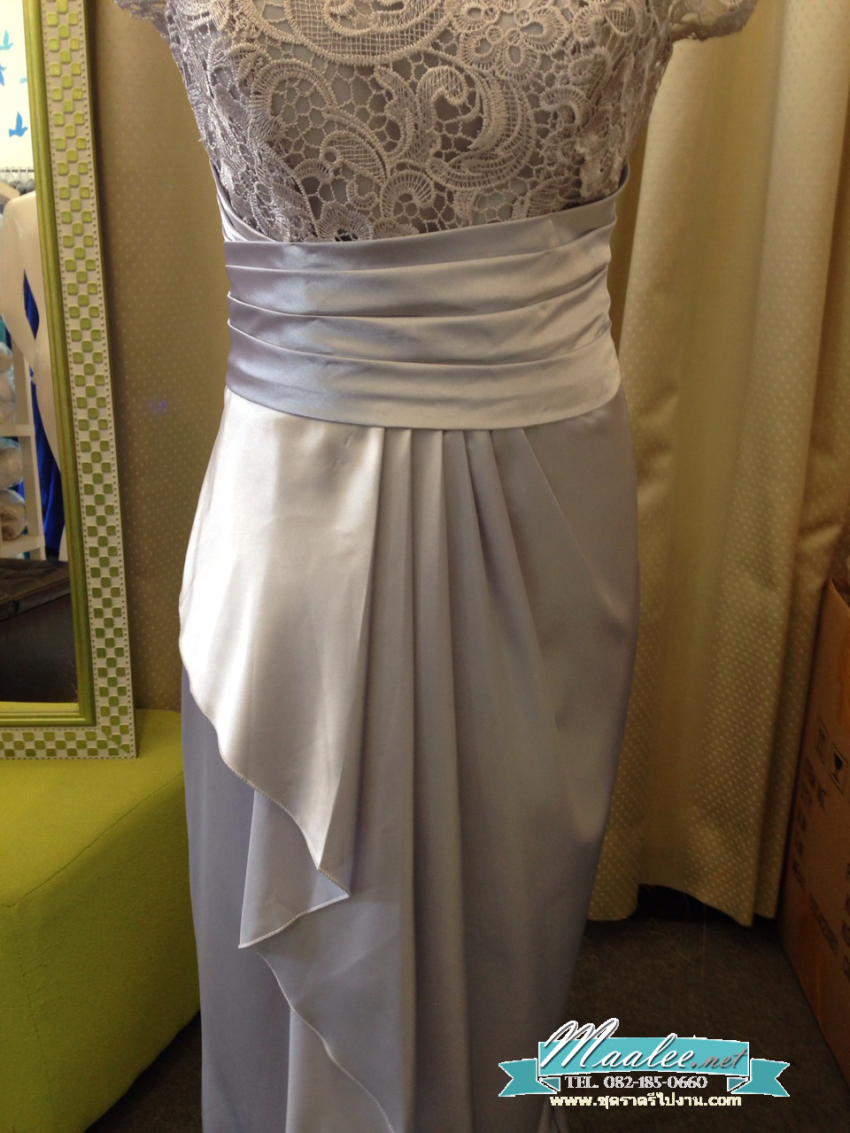 พร้อมเช่า ชุดราตรียาว แขนสั้น ผ้าซาติน จับจีบตีเกล็ดช่วงเอว เนื้อผ้าลูกไม้ เรียบหรู สีเทา