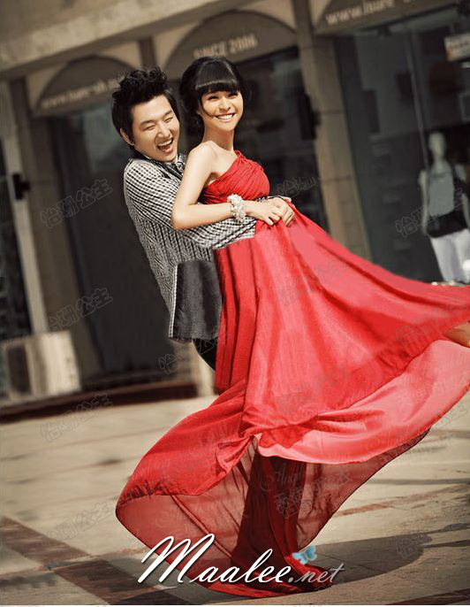 พร้อมส่ง ชุดราตรียาว สีแดง ไหล่เดียว แขนย้วย ผ้าอัดพลีทสวย แต่งเลื่อมช่วงเอว