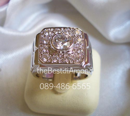 BR811RD++แหวนชายหน้าสี่เหลี่ยม เพชรกลาง 80 สตพร้อมล้อมด้วยเพชรฝังจิกไข่ปลา งานสวย หรูหรา อยู่ได้นาน ไม่มีล้าสมัย ใส่ติดนิ้วได้เลย เหมือนของจริงมากๆๆ