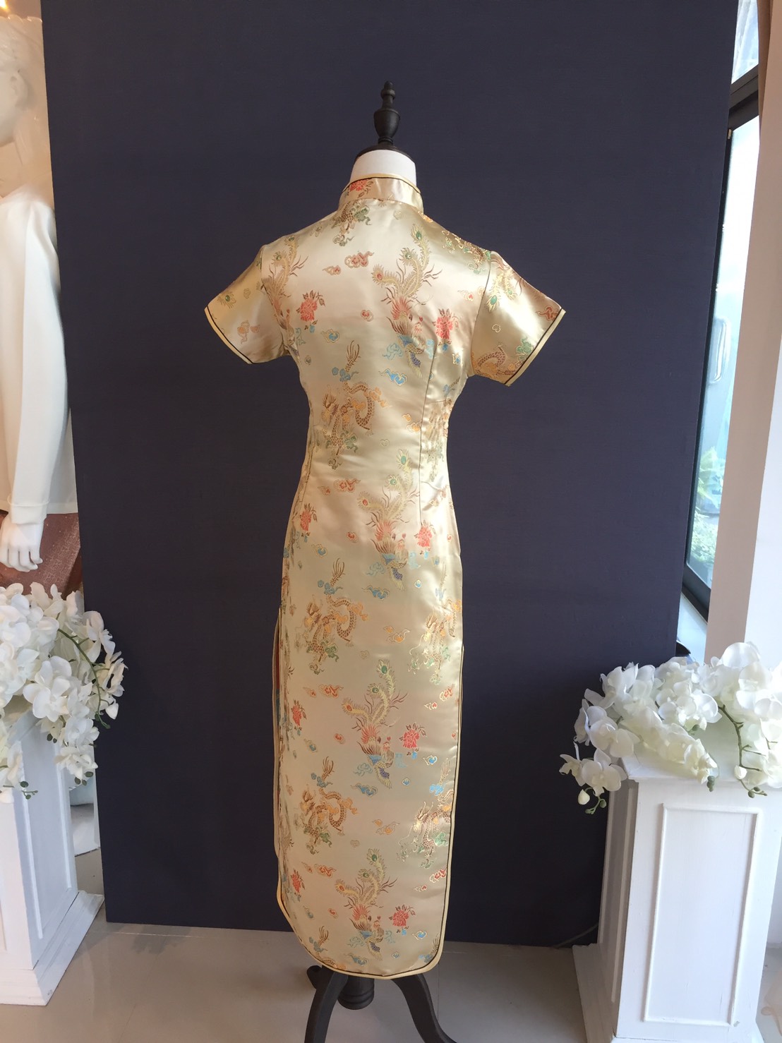 พร้อมส่ง กี่เพ้า สีทอง ลายมังกรนกฟินิกซ์ ผ้าไหมจีน กุ๊นขอบ ตัดเย็บอย่างดี