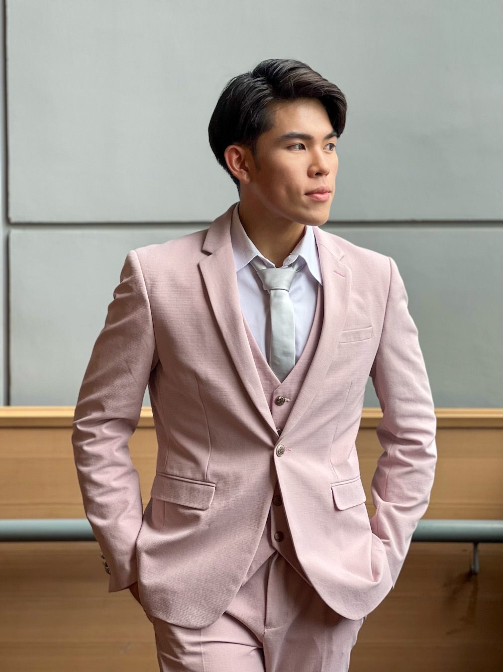 พร้อมเช่า ชุดสูทชาย สีชมพูพาสเทล Pastel Pink ทรงเข้ารูป สไตล์เกาหลี (ไม่มีเสื้อกั๊ก)