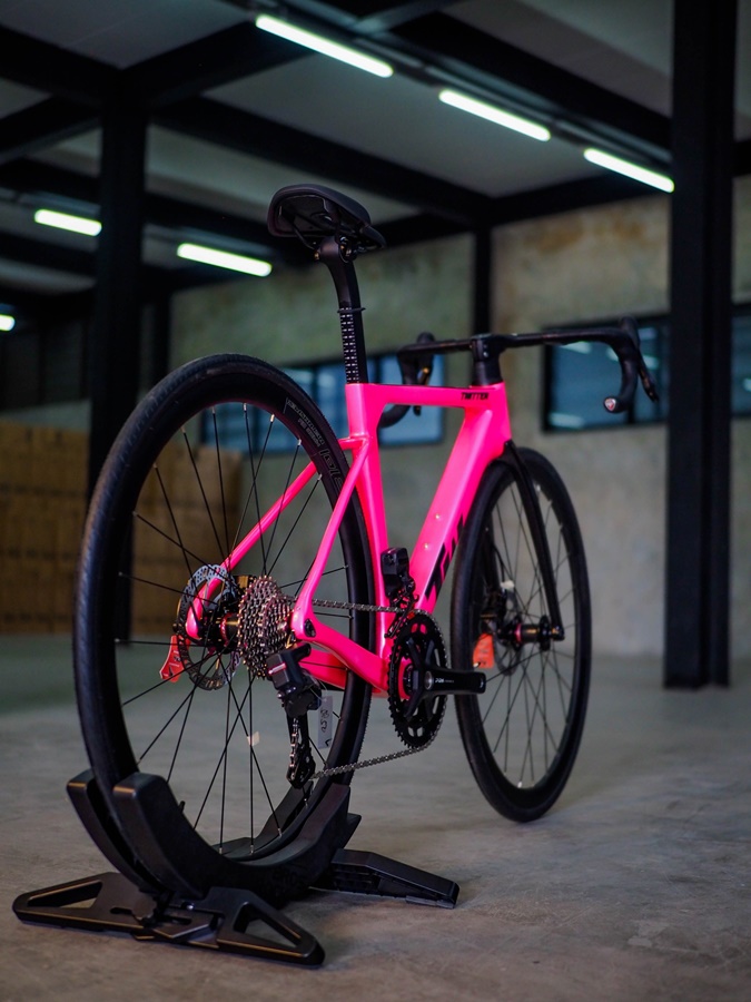 จักรยานเสือหมอบ TWITTER รุ่น R15 Pro ชุดขับเคลื่อน EDS TX 24 sp. (เกียร์ไฟฟ้า) Full Hydraulic เฟรม/ตะเกียบ Full Carbon NEW2024