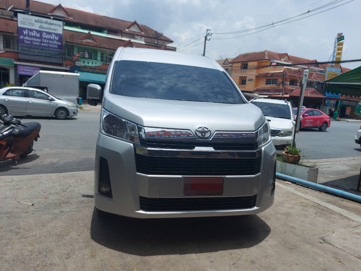 พรมปูพื้นรถตู้ Toyota Commuter 2023 ปูพรมVVIP สีเทาด้ายเทา เต็มคัน