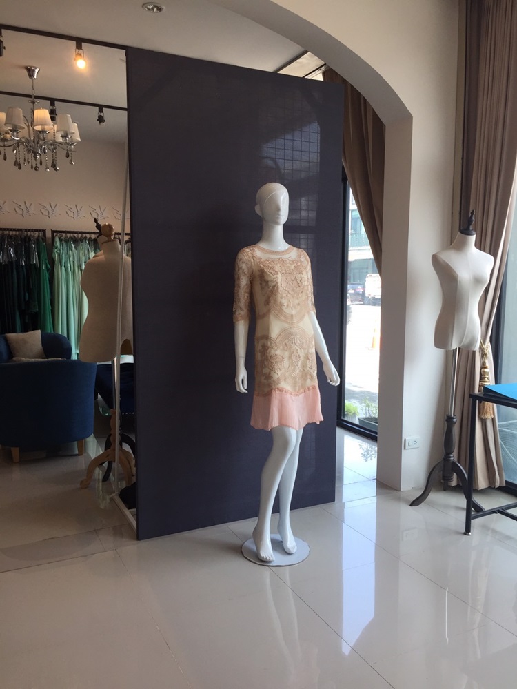 พร้อมส่ง ชุดราตรีสั้น/แขนยาว สี Apricot ลูกไม้ทั้งชุด กระโปรงอัดพลีท (เหลือเฉพาะไซส์ XL)