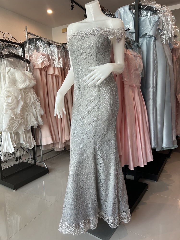 พร้อมเช่า ชุดราตรียาว แบบปาดไหล่ เข้ารูป ทรงหางปลา สีเทา ผ้าลูกไม้ แต่งเลื่อมสุดหรู (เชือกผูกหลัง)