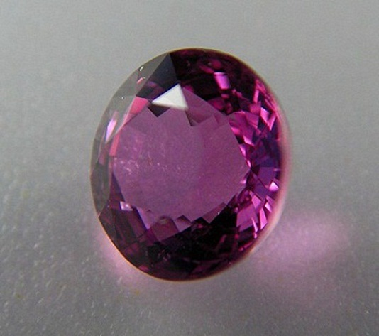 ซองเจีย(Songea Sapphire) ซองเจีย เป็นพลอย ดิบ unheated แดงชมพู อม-ม่วง พลอยเนื้อแข็งมีความสวยงาม ขนาดพลอย 5.89x3.98mm. นน.1.17ct.. ราคาโทรถาม